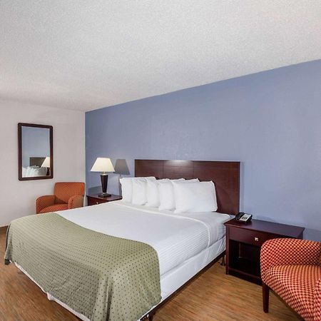 Days Inn By Wyndham St. Petersburg / Tampa Bay Area Pinellas Park Bagian luar foto