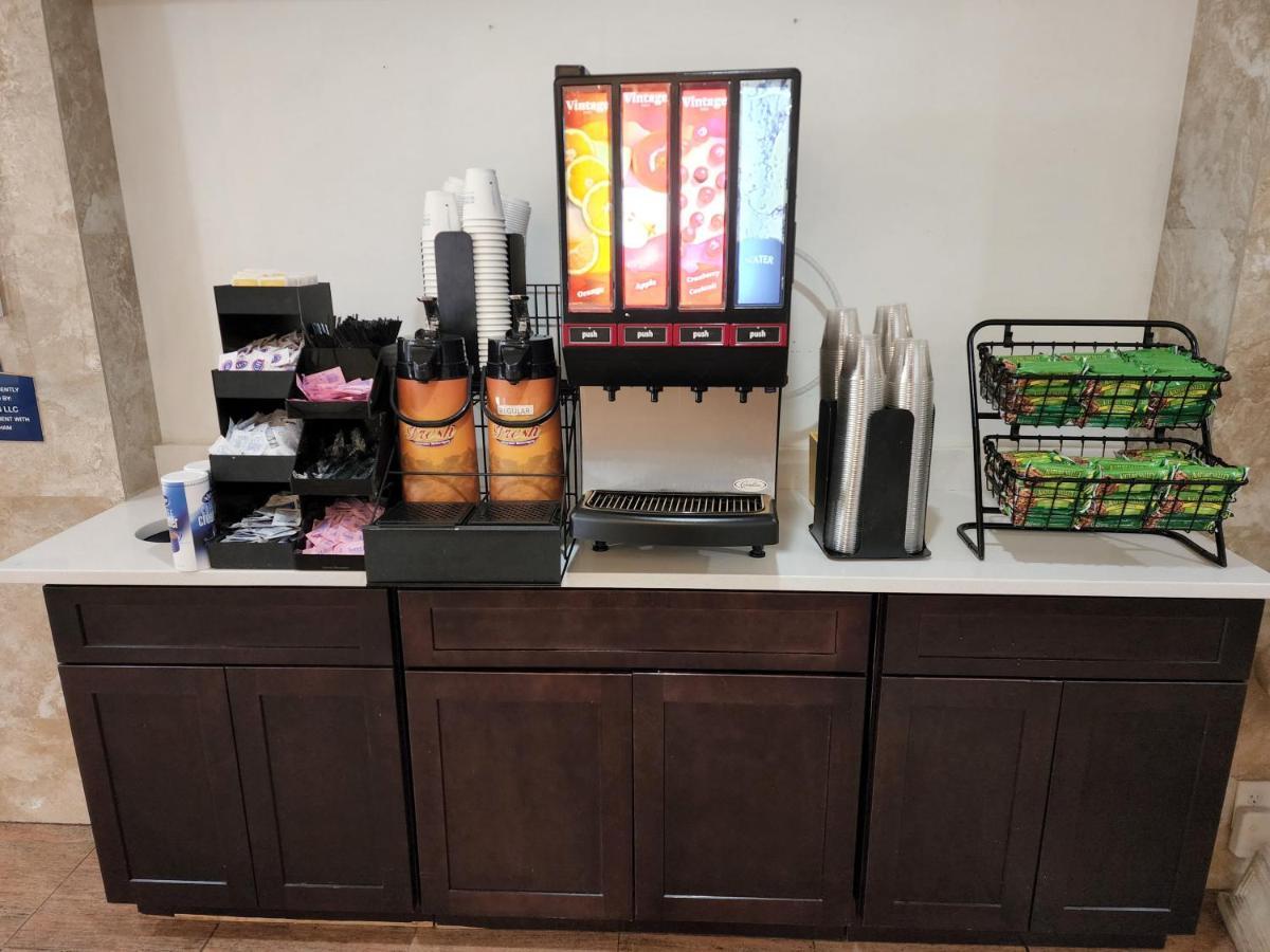 Days Inn By Wyndham St. Petersburg / Tampa Bay Area Pinellas Park Bagian luar foto