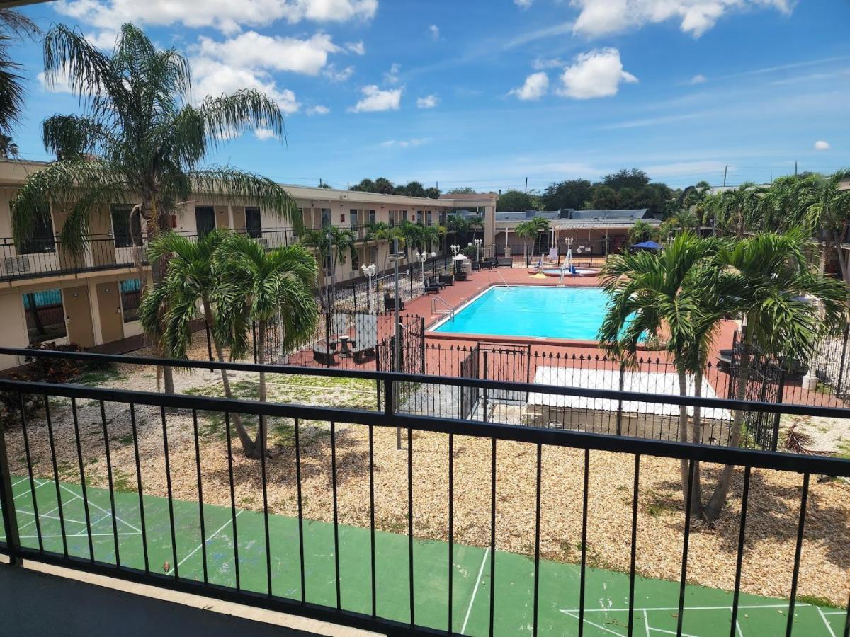 Days Inn By Wyndham St. Petersburg / Tampa Bay Area Pinellas Park Bagian luar foto