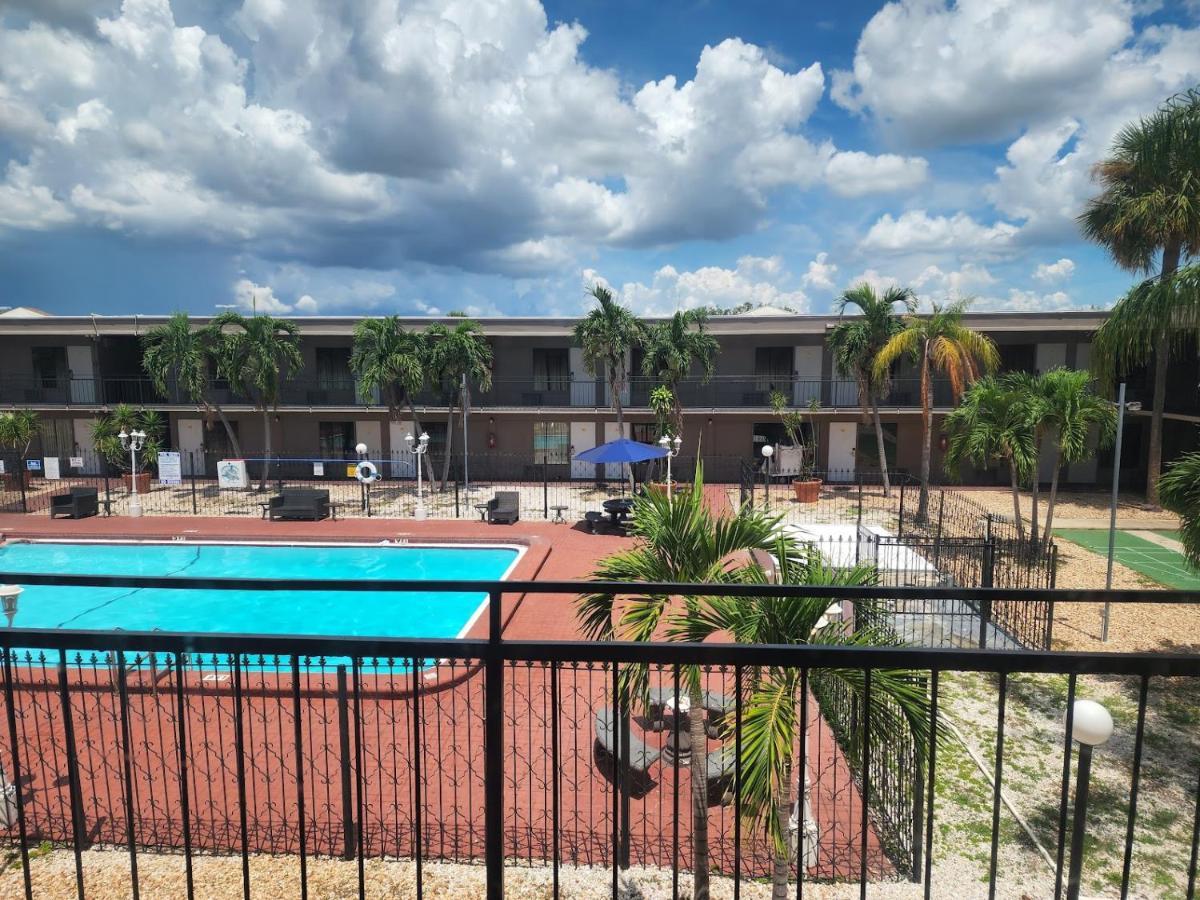Days Inn By Wyndham St. Petersburg / Tampa Bay Area Pinellas Park Bagian luar foto