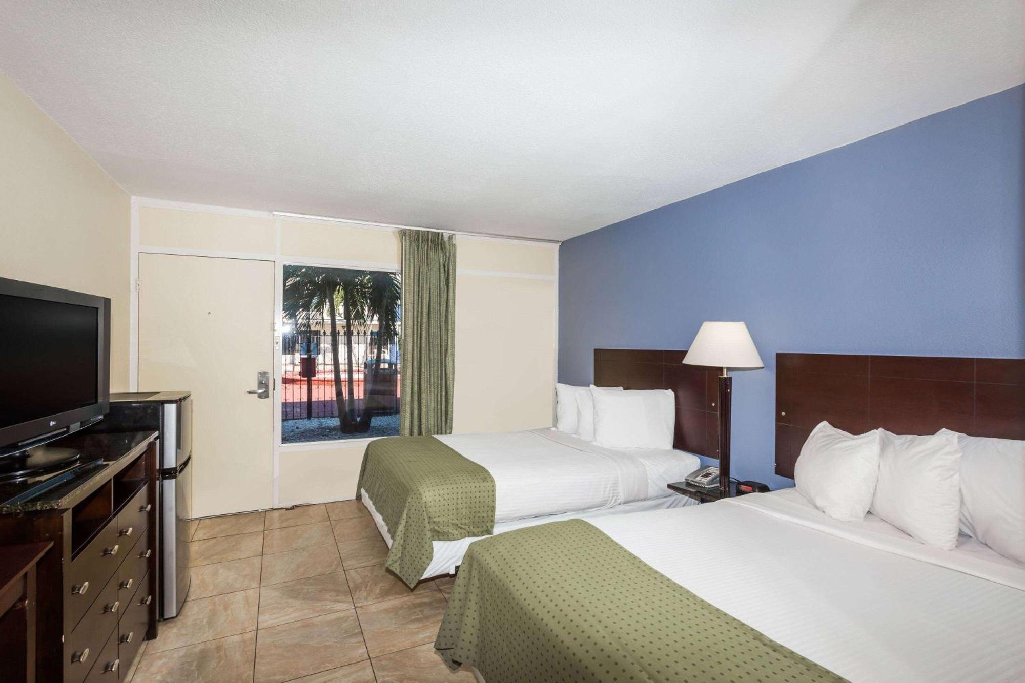 Days Inn By Wyndham St. Petersburg / Tampa Bay Area Pinellas Park Bagian luar foto