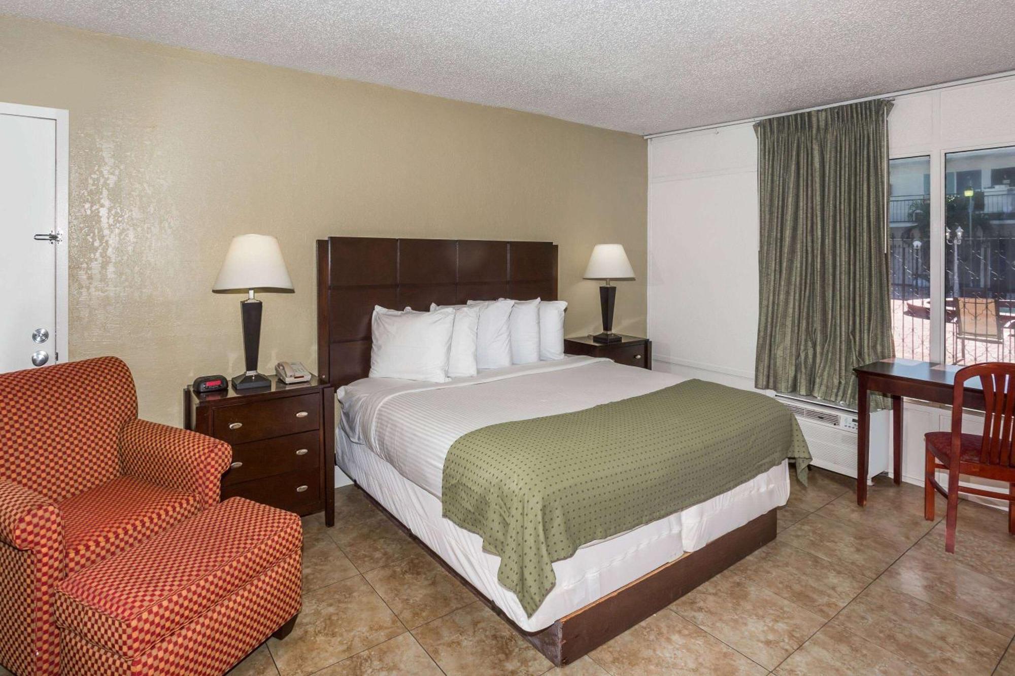 Days Inn By Wyndham St. Petersburg / Tampa Bay Area Pinellas Park Bagian luar foto