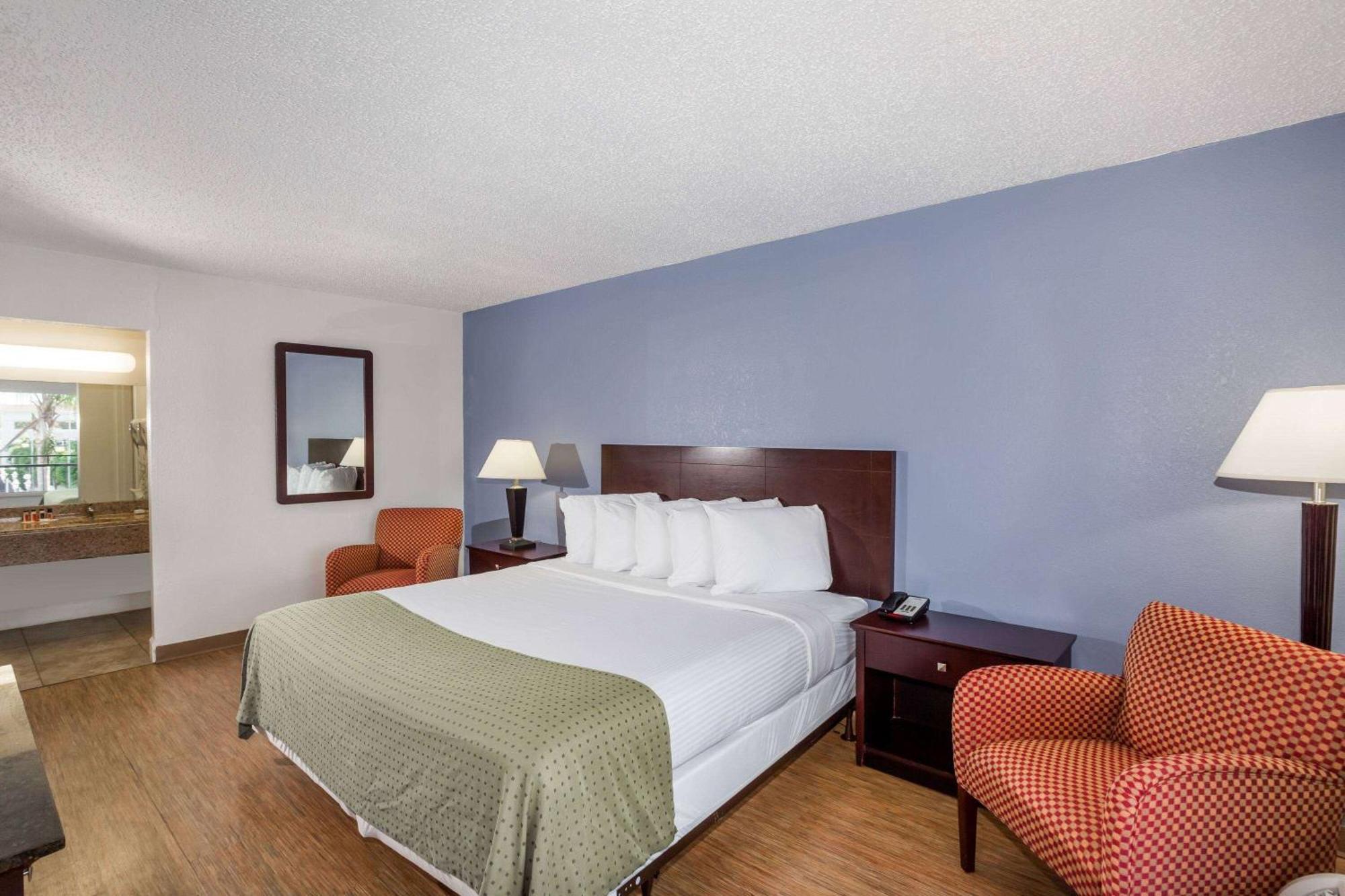 Days Inn By Wyndham St. Petersburg / Tampa Bay Area Pinellas Park Bagian luar foto