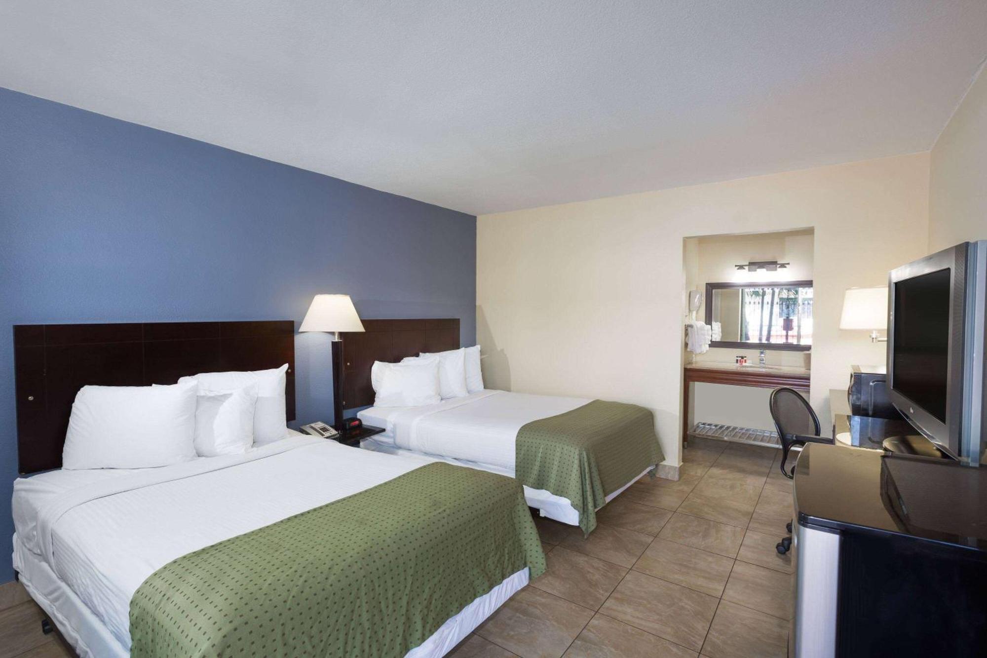 Days Inn By Wyndham St. Petersburg / Tampa Bay Area Pinellas Park Bagian luar foto