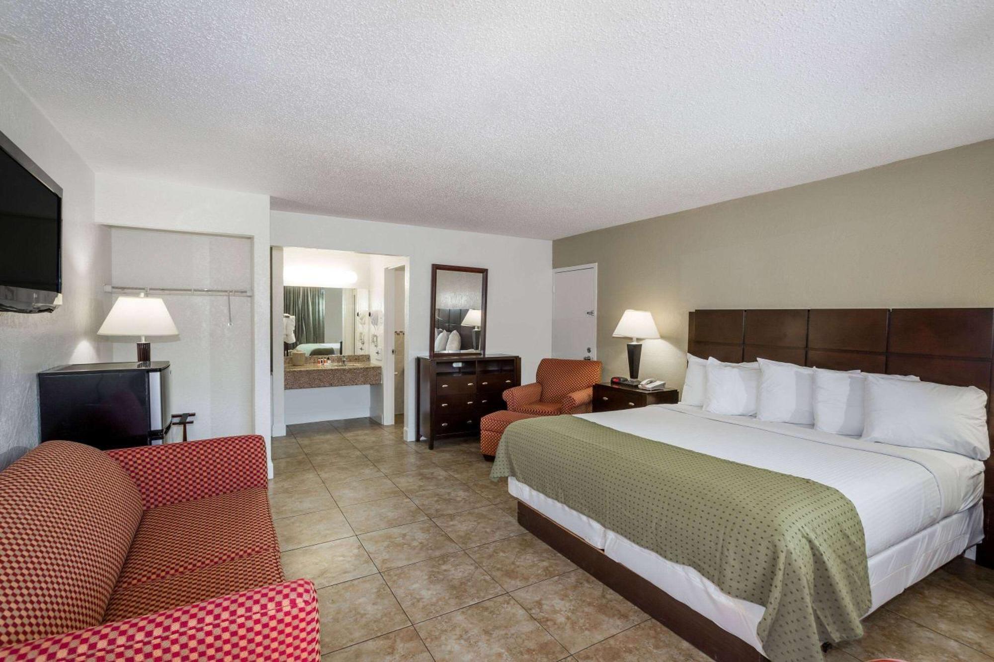 Days Inn By Wyndham St. Petersburg / Tampa Bay Area Pinellas Park Bagian luar foto
