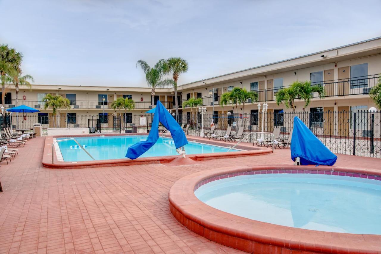 Days Inn By Wyndham St. Petersburg / Tampa Bay Area Pinellas Park Bagian luar foto