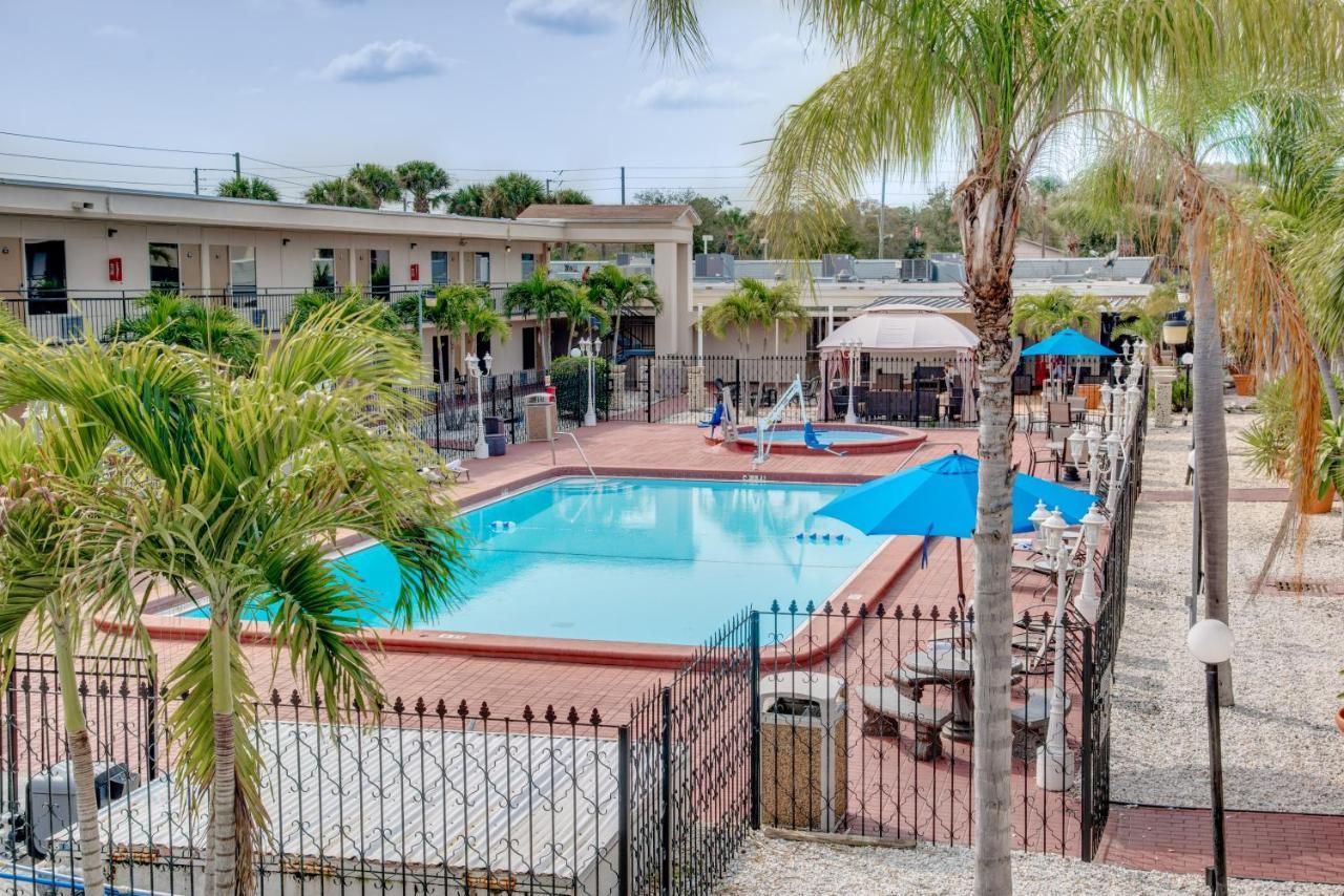 Days Inn By Wyndham St. Petersburg / Tampa Bay Area Pinellas Park Bagian luar foto