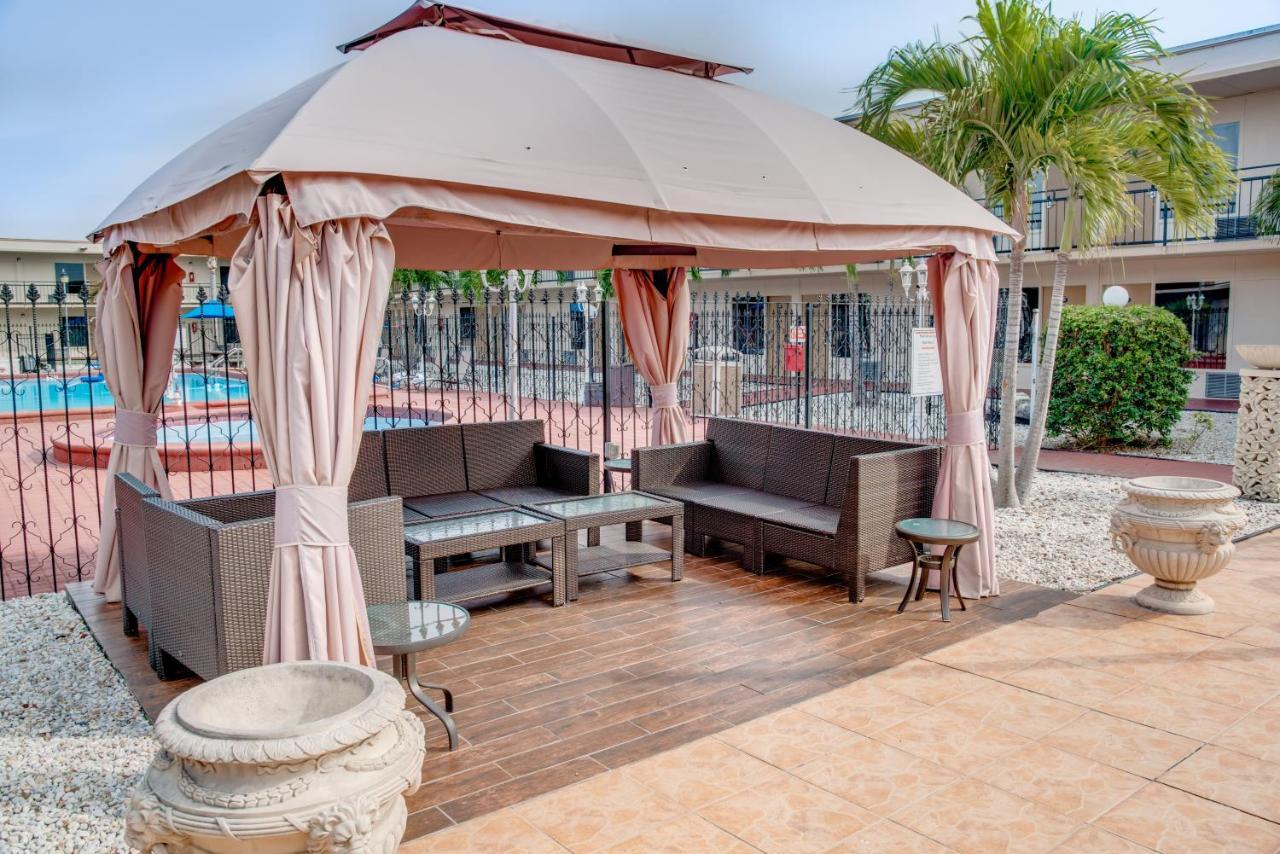 Days Inn By Wyndham St. Petersburg / Tampa Bay Area Pinellas Park Bagian luar foto