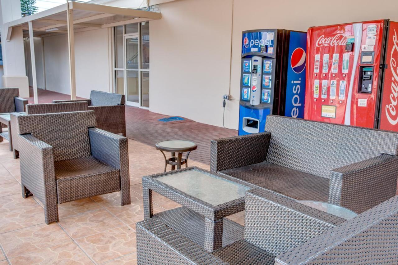 Days Inn By Wyndham St. Petersburg / Tampa Bay Area Pinellas Park Bagian luar foto