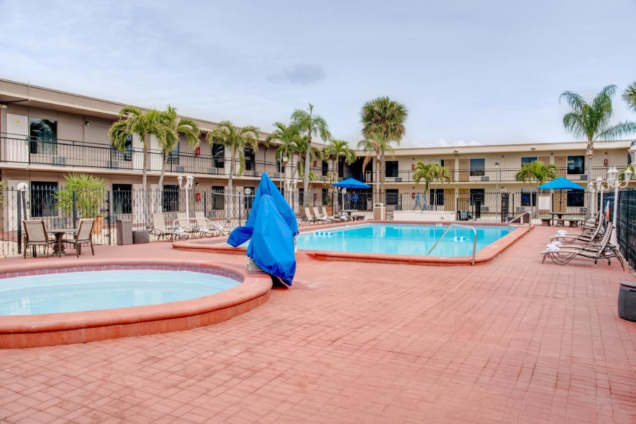 Days Inn By Wyndham St. Petersburg / Tampa Bay Area Pinellas Park Bagian luar foto