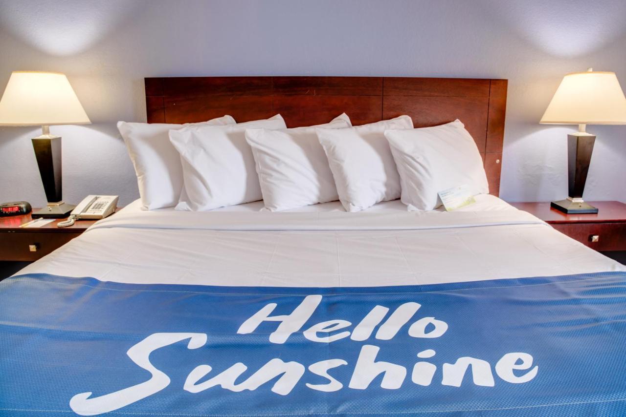 Days Inn By Wyndham St. Petersburg / Tampa Bay Area Pinellas Park Bagian luar foto