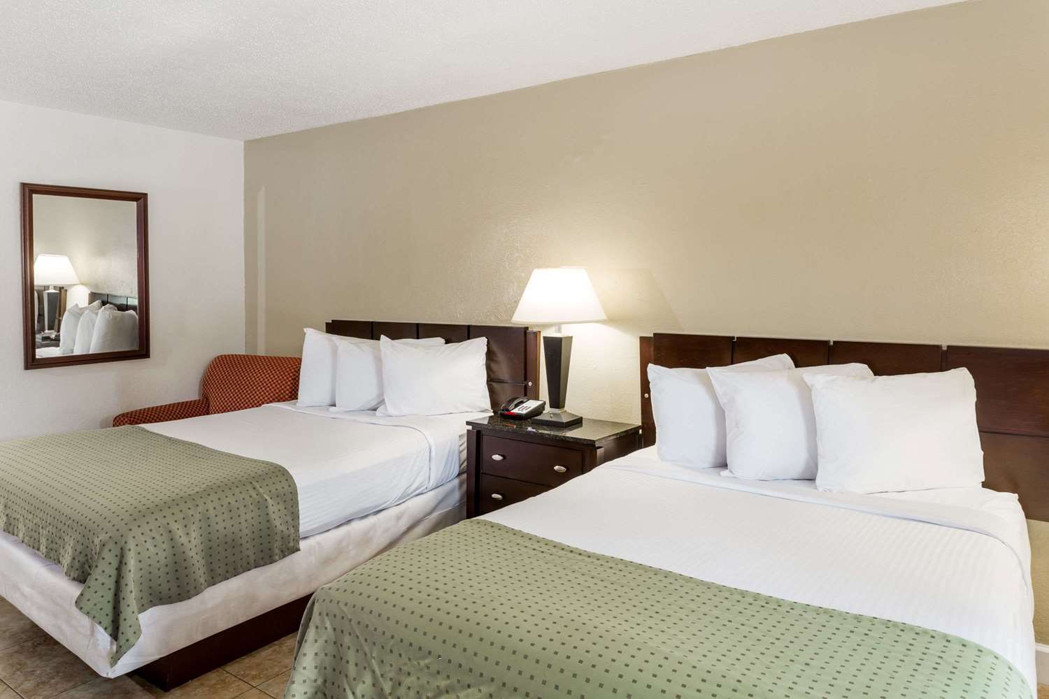 Days Inn By Wyndham St. Petersburg / Tampa Bay Area Pinellas Park Bagian luar foto