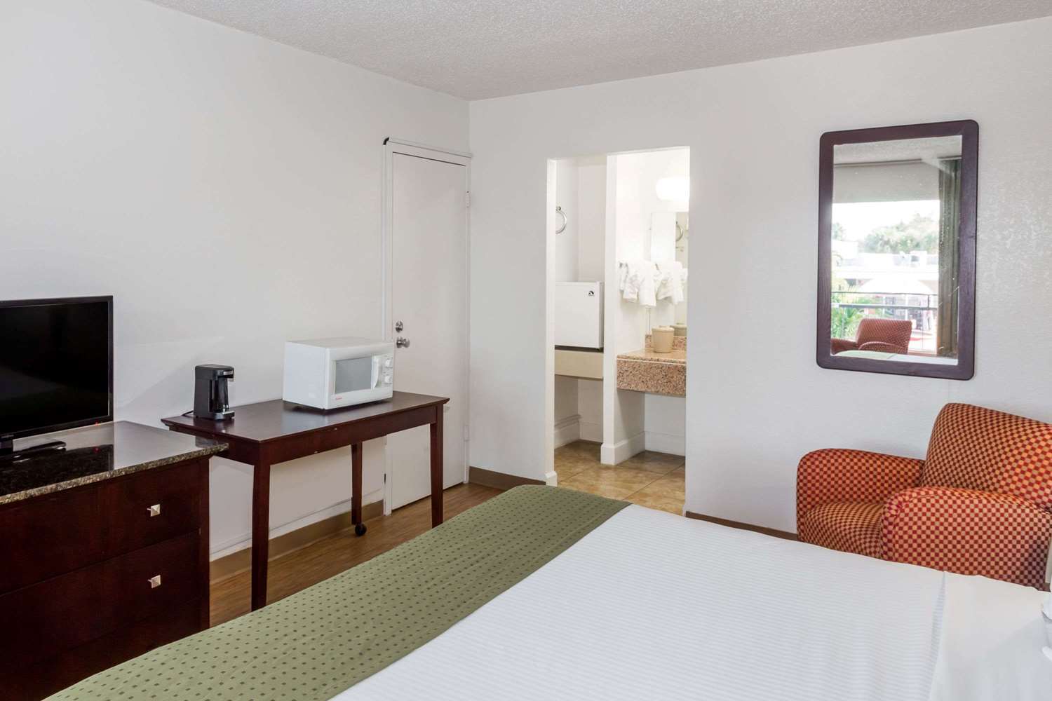 Days Inn By Wyndham St. Petersburg / Tampa Bay Area Pinellas Park Bagian luar foto