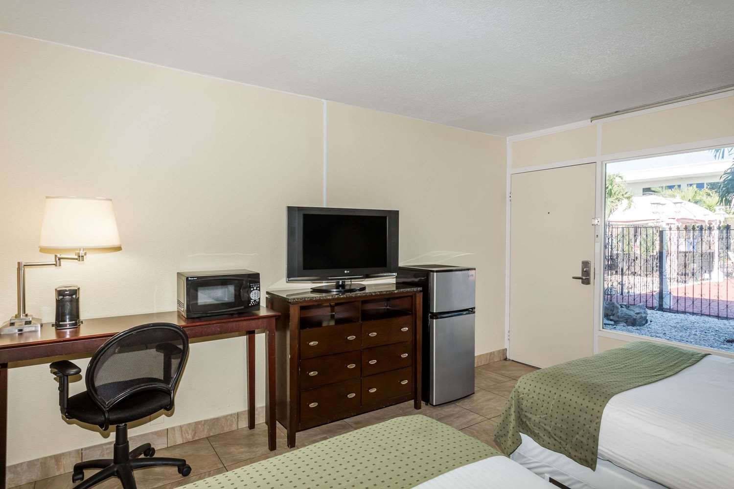 Days Inn By Wyndham St. Petersburg / Tampa Bay Area Pinellas Park Bagian luar foto